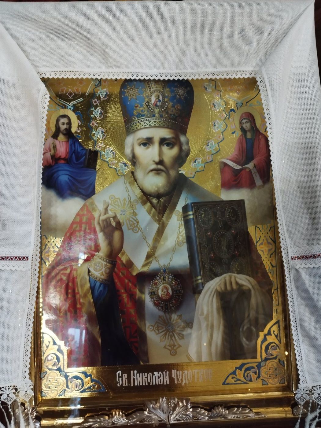Icoana de hram a Sfântului Ierarh Nicolae din biserica din Sauca, sub ștergar brodat, cu Mântuitorul și Maica Domnului în colțuri