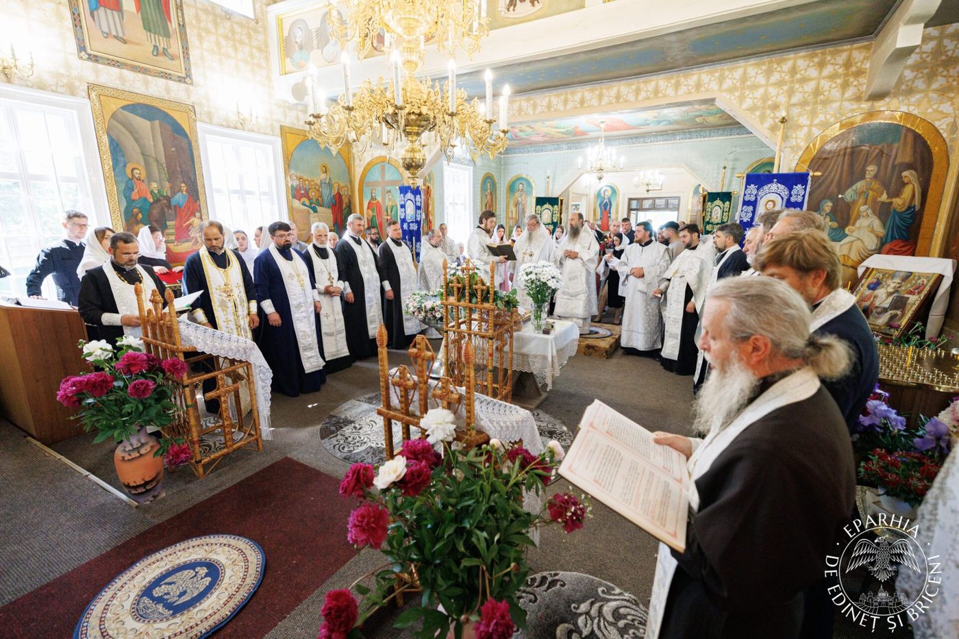 Biserica pe dinăuntru, în timpul slujbei