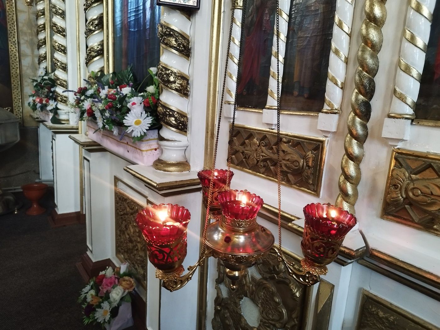 Candelele roșii din fața icoanelor iconostasului