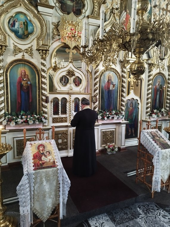 Sâmbătă seara: părintele la analog, în fața iconostasului