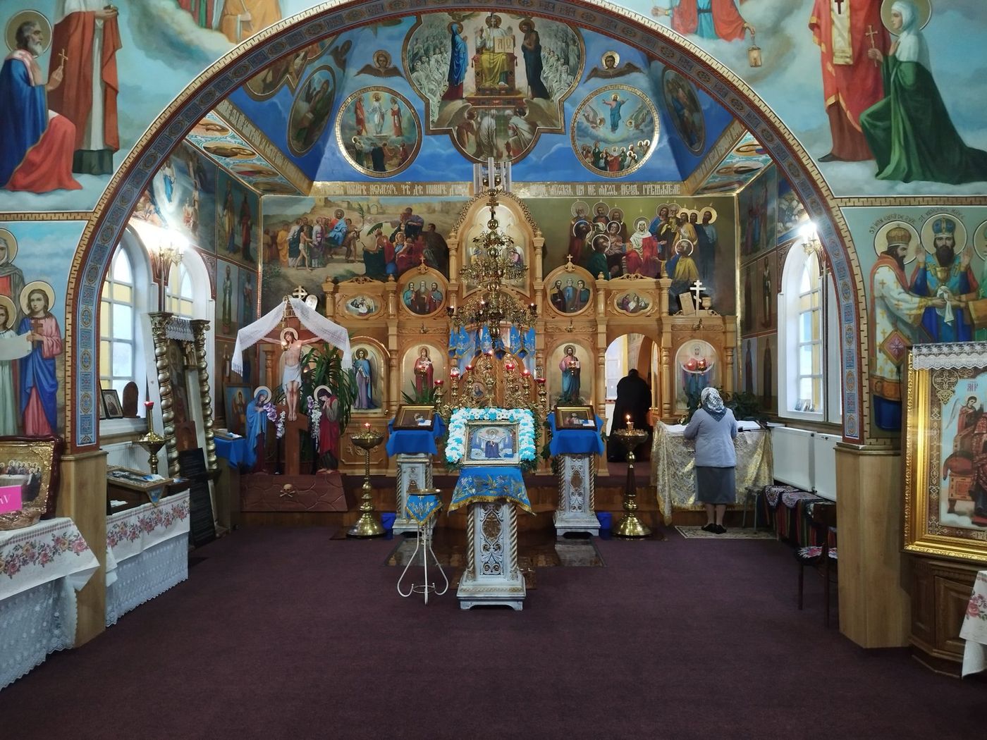 Biserica pe dinăuntru, dimineața, înainte de slujbă