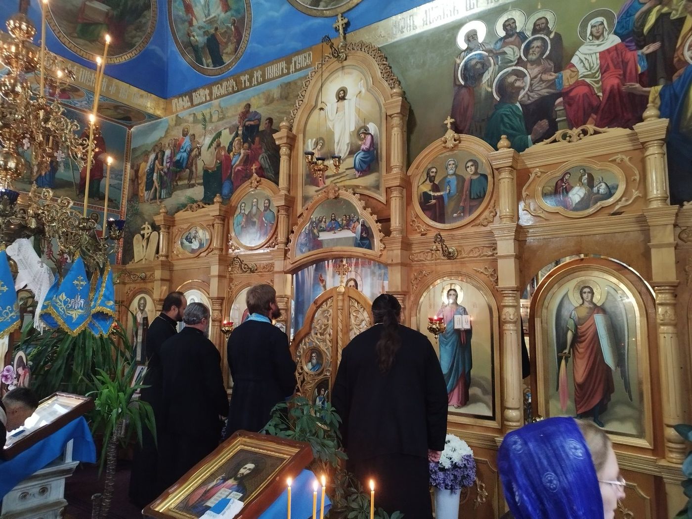 Preoții se închină la iconostas, înainte de slujbă