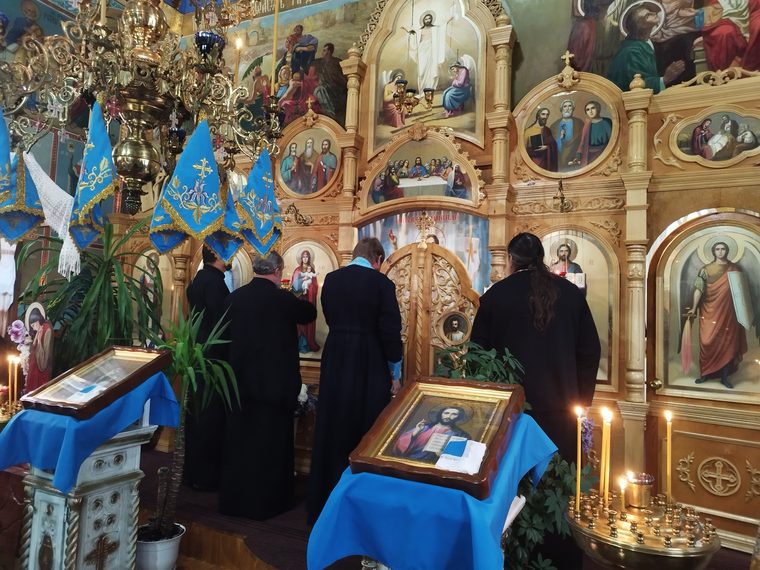 Preoții la ușile împărătești, înainte de slujbă