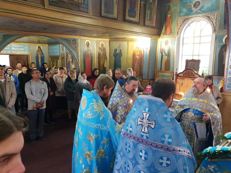 Preoții la slujbă, în fața credincioșilor