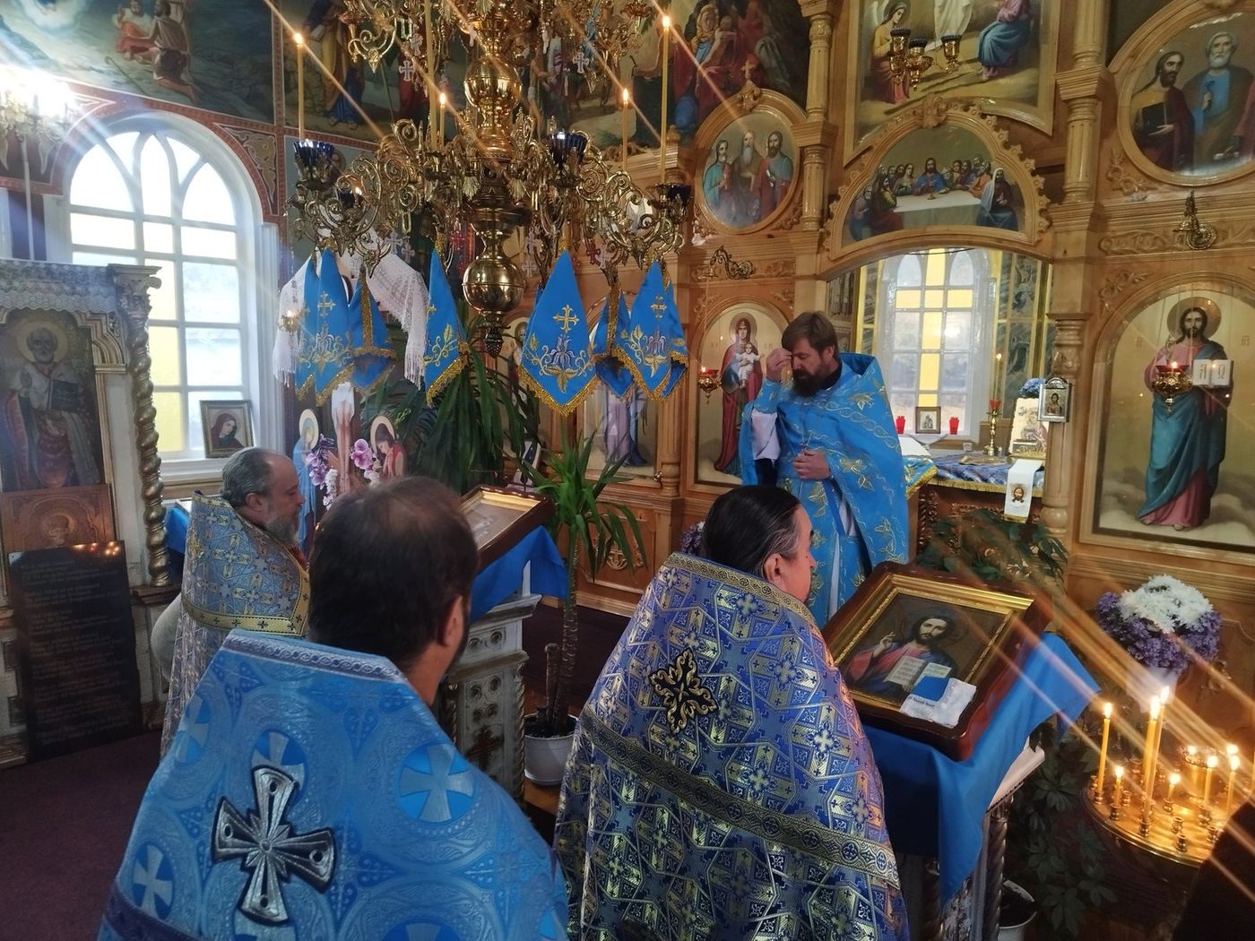 Preoți în veșminte albastre, lângă iconostas