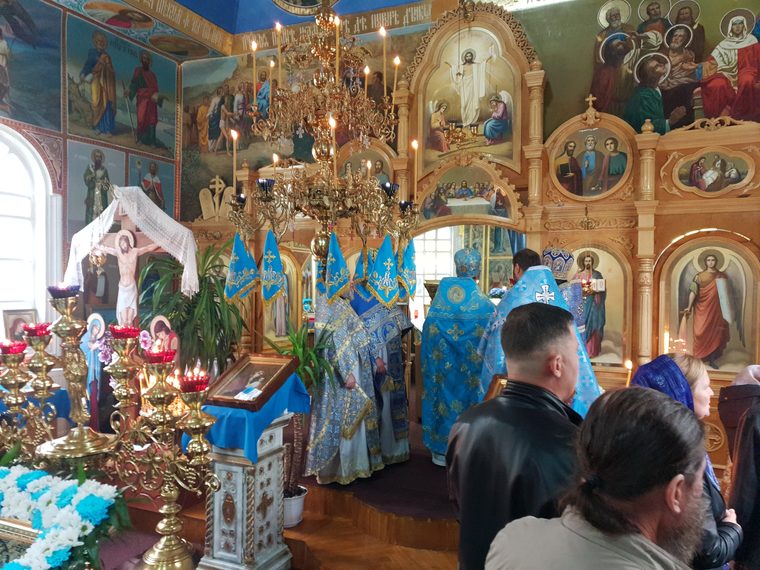 Soborul în fața iconostasului