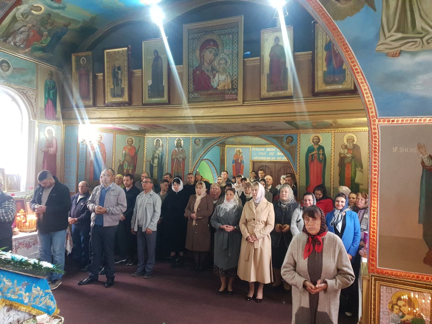Biserica plină de credincioși