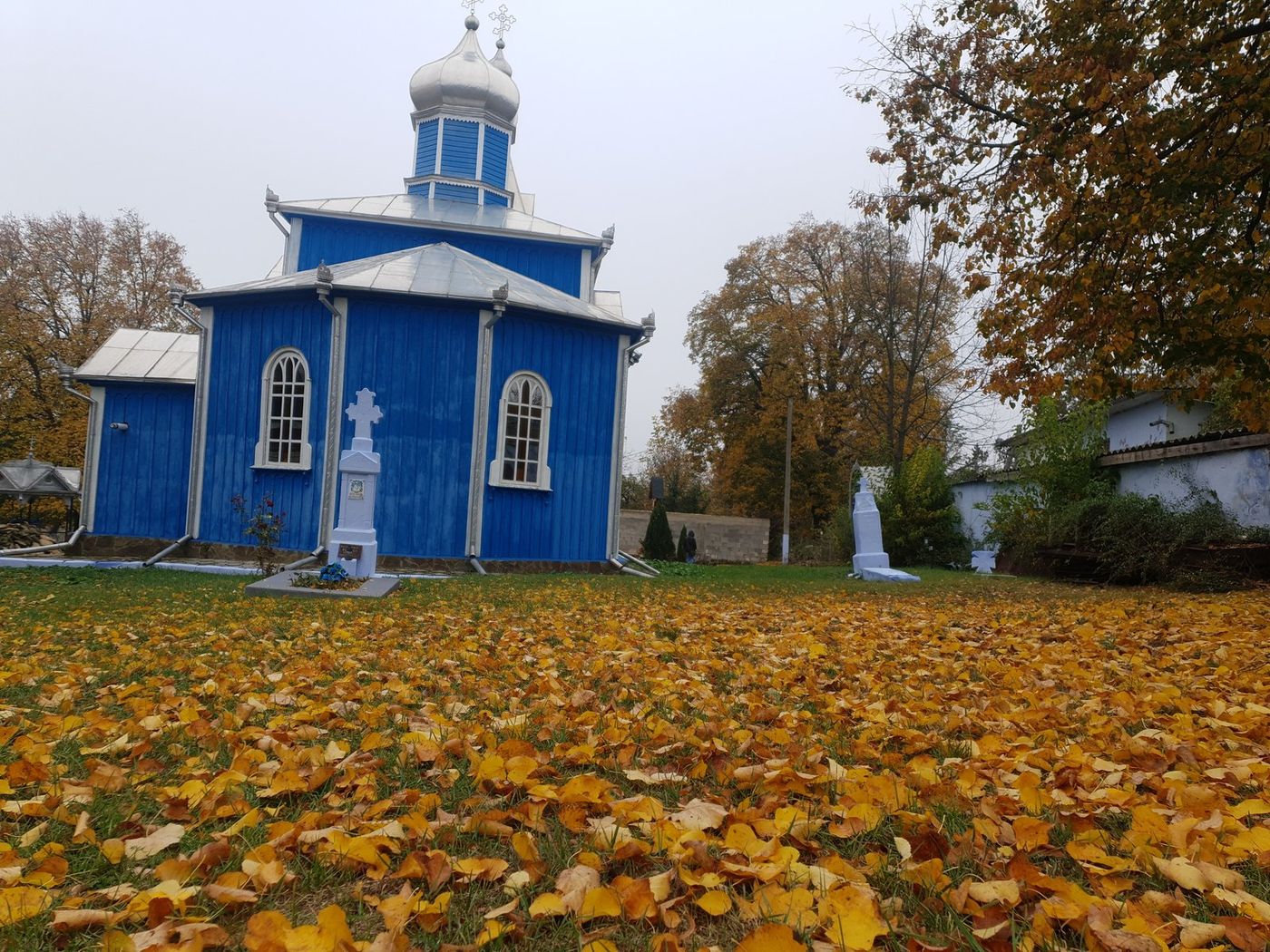 Biserica în frunzele de toamnă