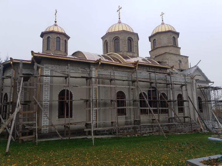 Biserica nouă, în construcție, alături de cea de lemn
