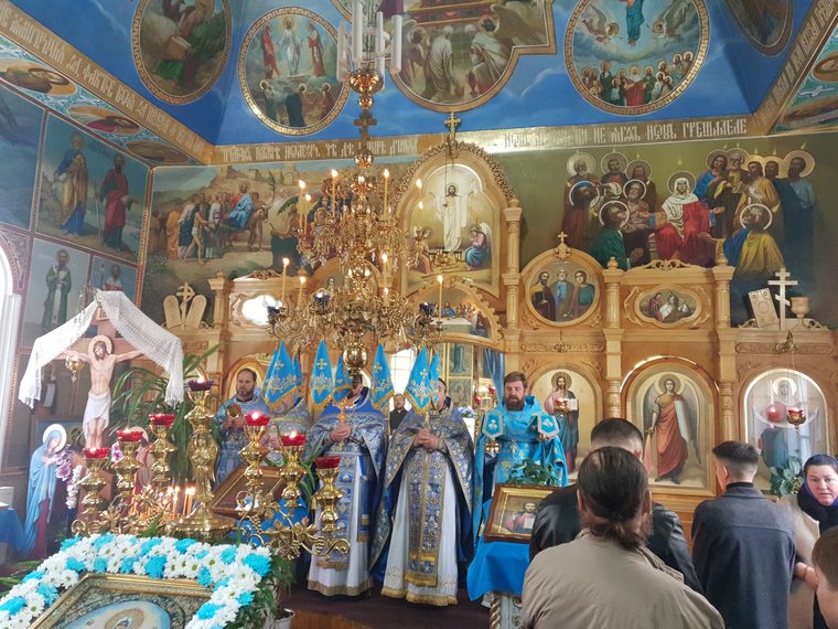 Soborul în fața iconostasului; în prim-plan, icoana praznicului