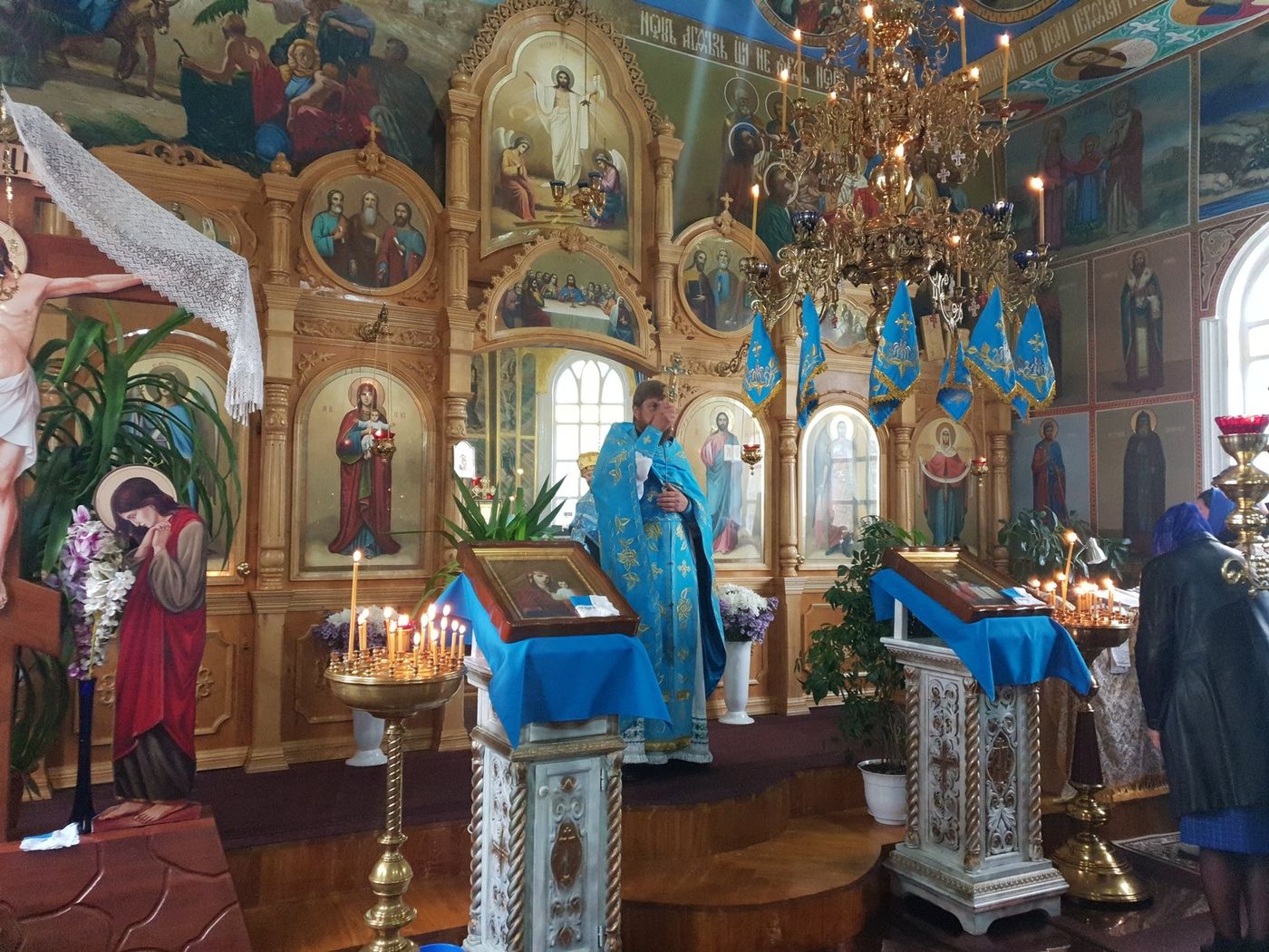 Preotul în fața iconostasului