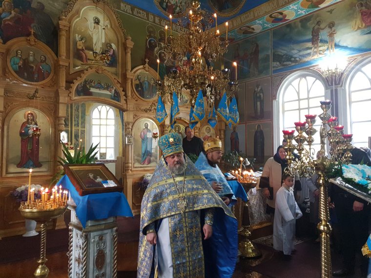 Soborul, în fața iconostasului