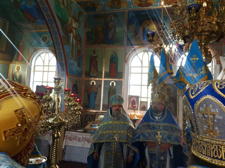 Doi preoți cu mitre, în lumina ferestrei