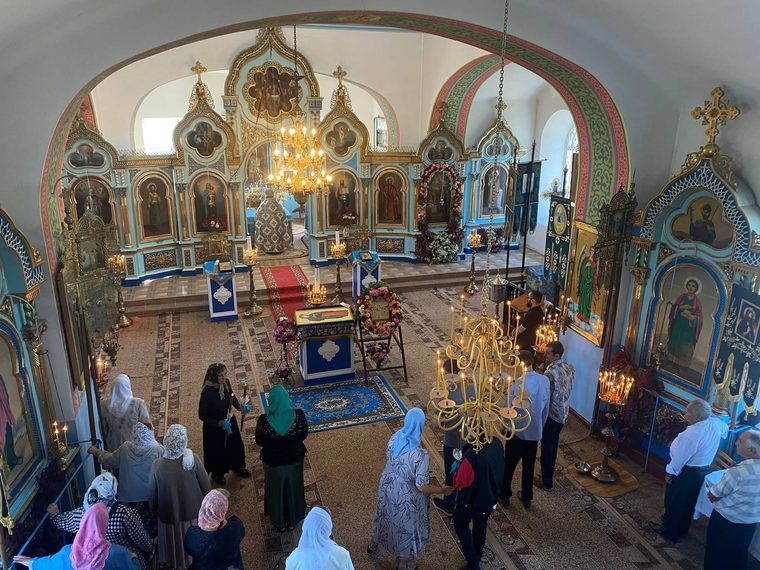 Biserica plină, văzută de sus, de la cafas