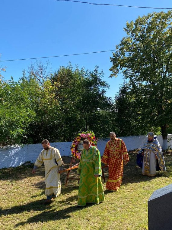 Procesiunea prin ogradă, cu icoana împodobită cu flori