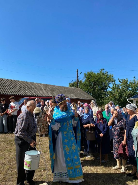 Stropirea cu agheasmă, în ogradă