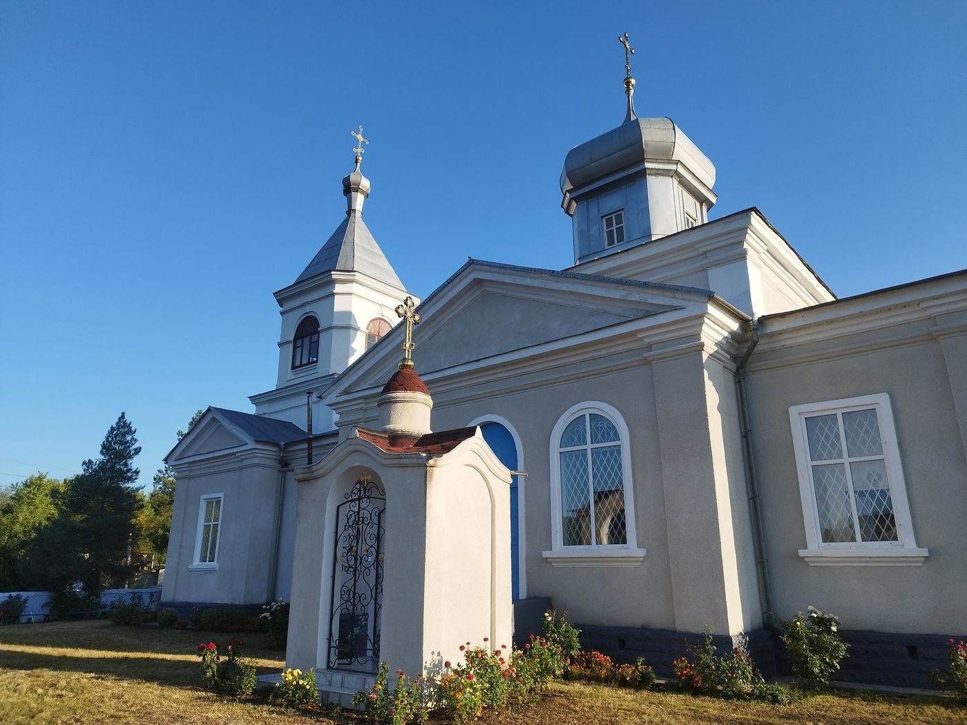 Biserica, cu capela mică de lângă ea