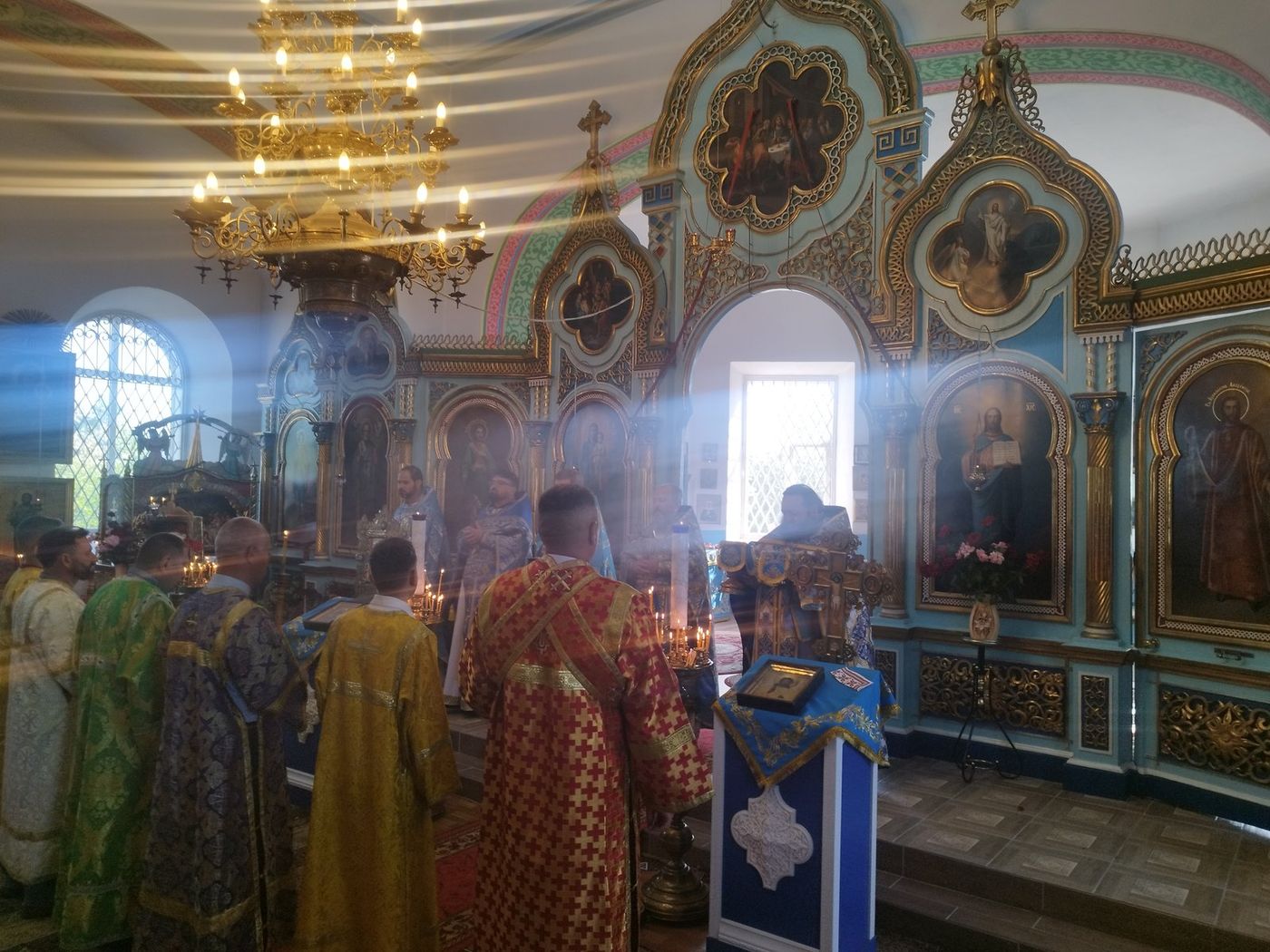 Soborul în fața iconostasului