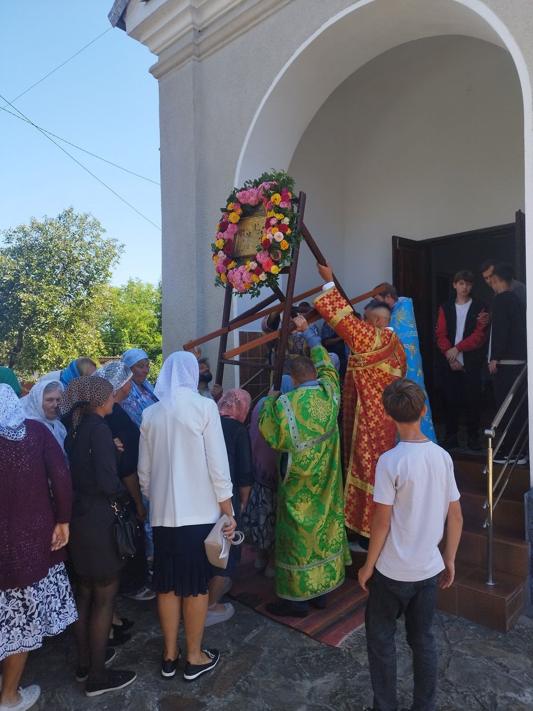 Icoana împodobită cu flori, purtată la intrarea bisericii