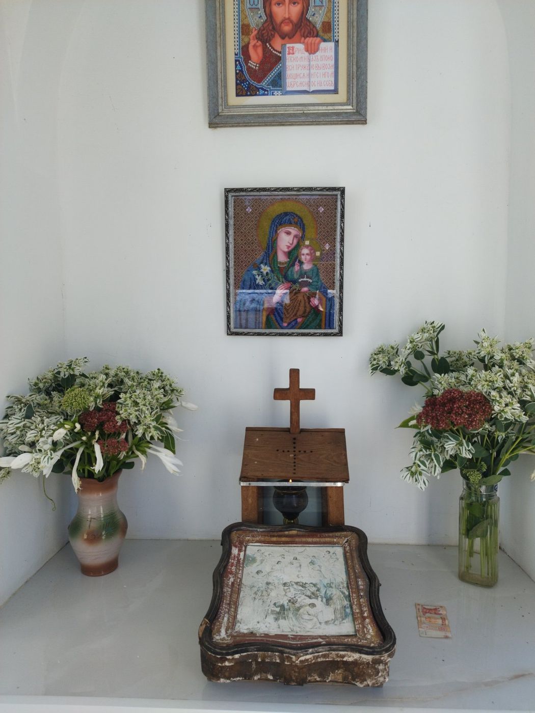 În capelă: icoana Mântuitorului și icoana Maicii Domnului, între flori