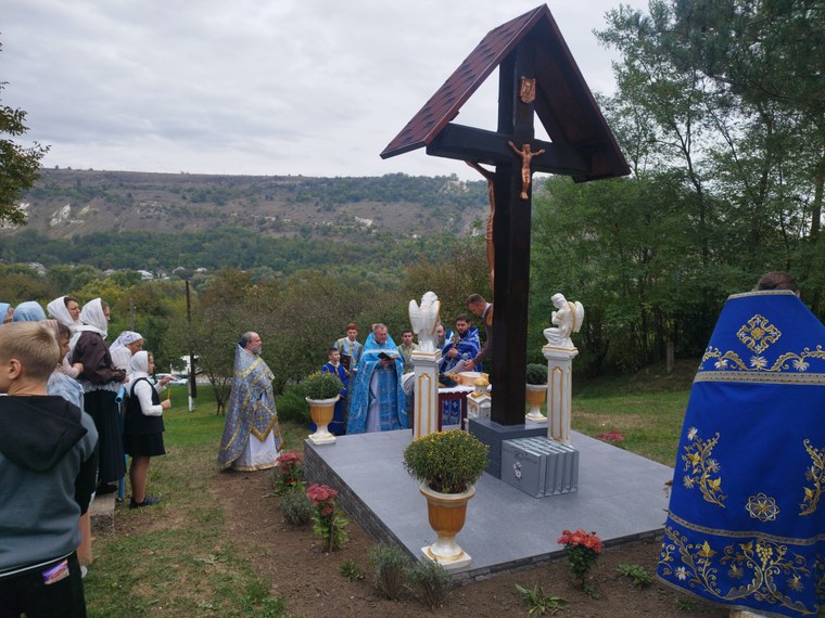 Răstignirea de deasupra văii; în stânga, părintele nostru Valerii