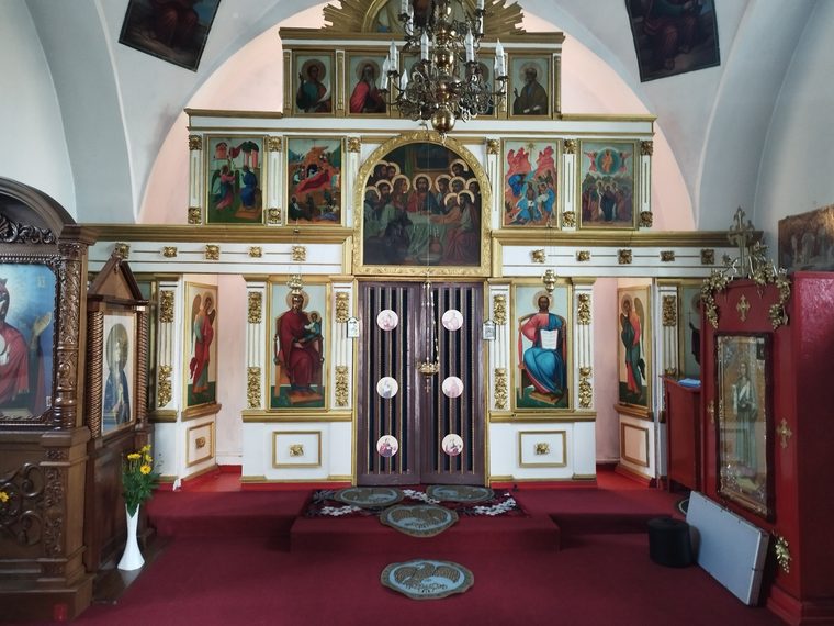 Iconostasul, dimineața, înainte de slujbă
