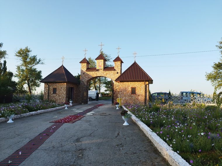 Poarta mănăstirii, cu turnuri de piatră