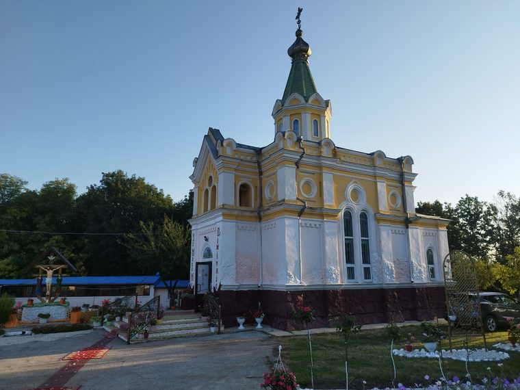 Mănăstirea Sfântul Dumitru din satul Izvoare, raionul Fălești