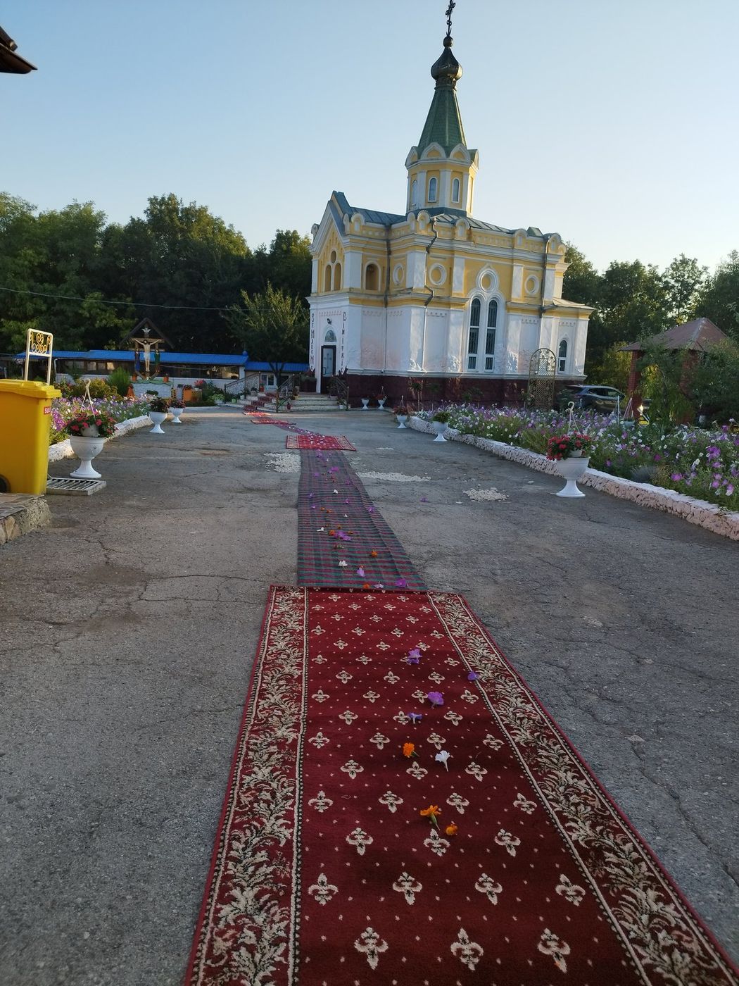 Covorul roșu, întins până la biserică