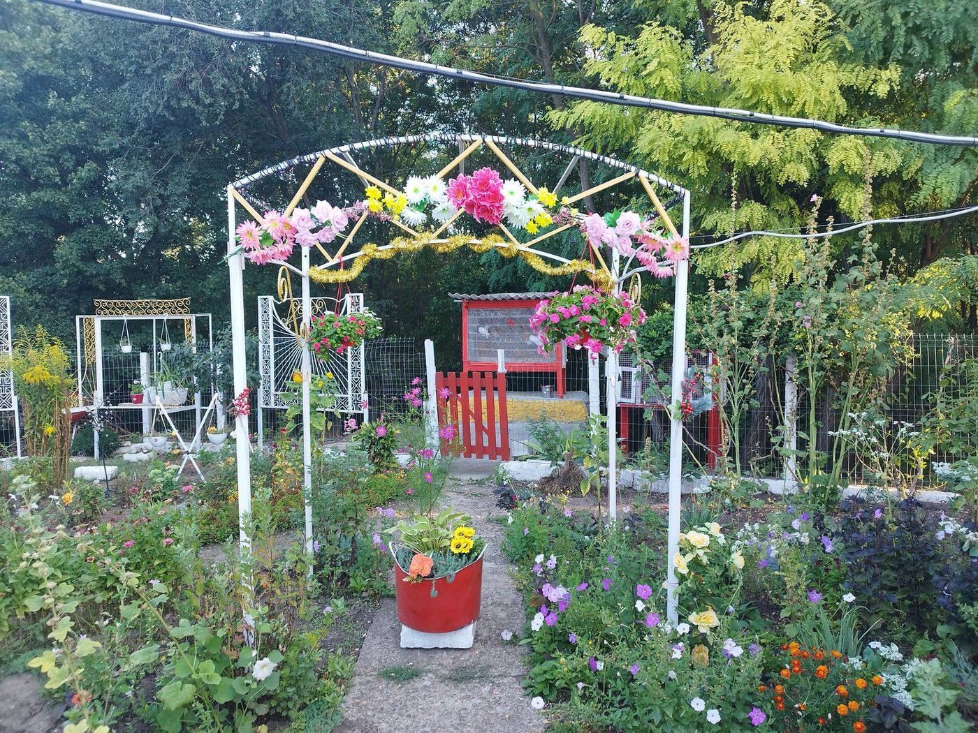 Arcul de flori din grădina mănăstirii