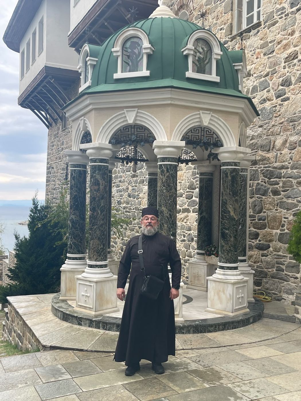 Părintele Valerii lângă fiala mănăstirii