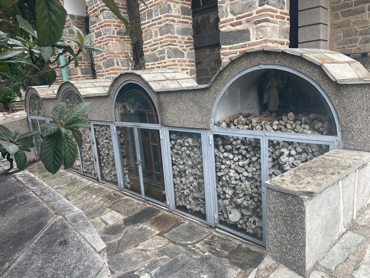 Costnița: după rânduiala athonită, osemintele monahilor se scot din mormânt după câțiva ani și se păstrează aici