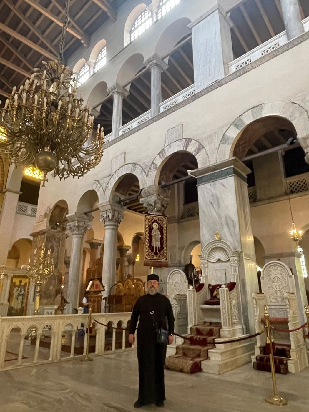Tesalonic: interiorul bisericii, cu galeriile de arcade