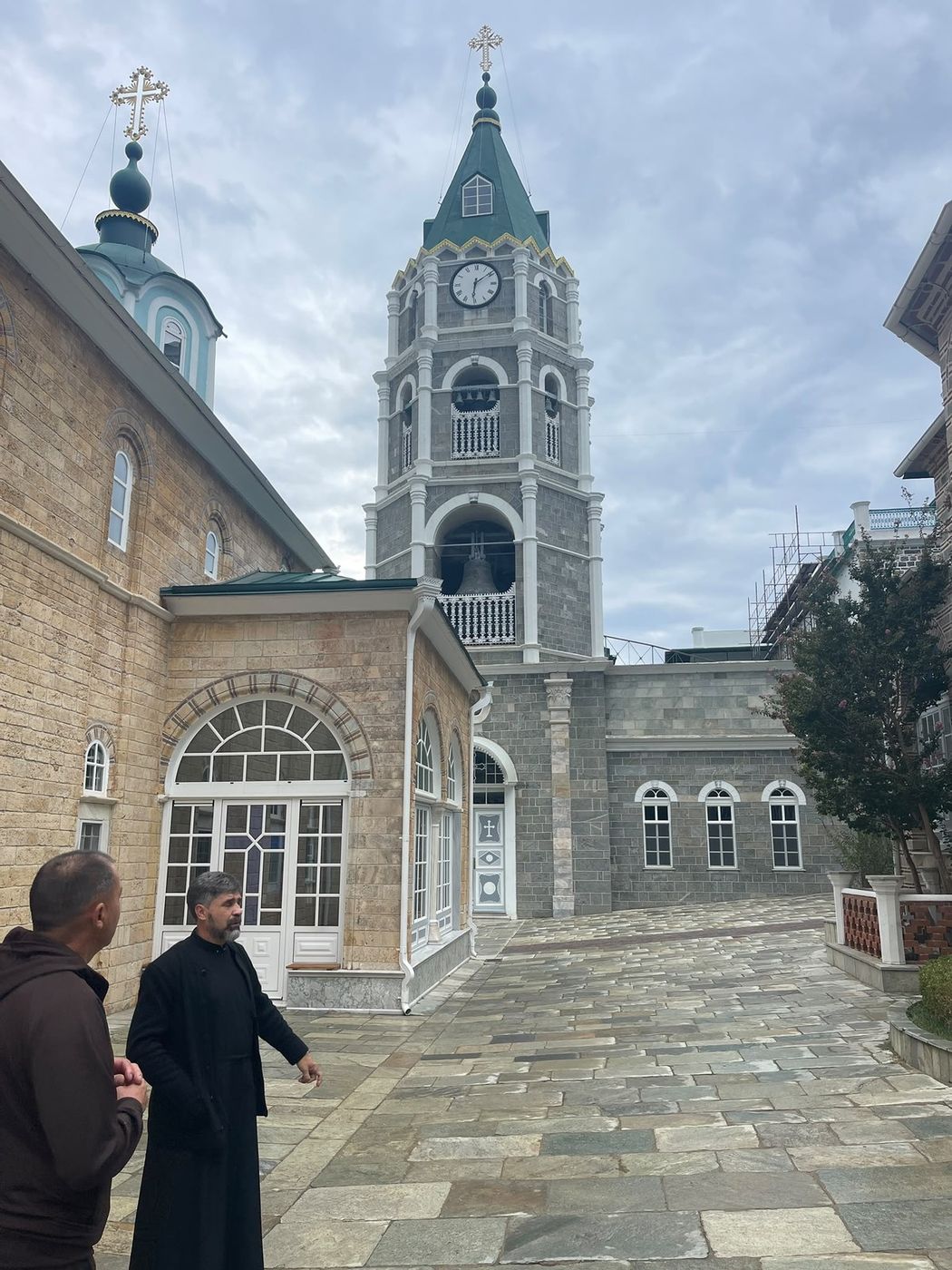 Clopotnița cu ceas și cupolele verzi, în curtea unei mănăstiri